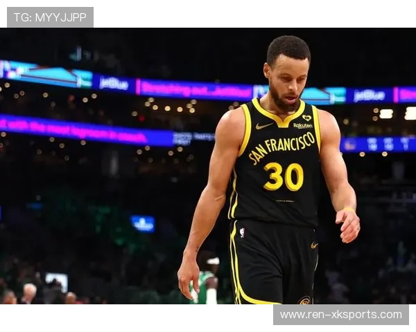 库里突破抛投得手，勇士球迷集体起立欢呼